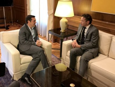 Σε εξέλιξη η συνάντηση Αλ. Τσίπρα και Γ. Ντάισελμπουμ στο Μαξίμου - Το κλείσιμο της γ' αξιολόγησης στο επίκεντρο